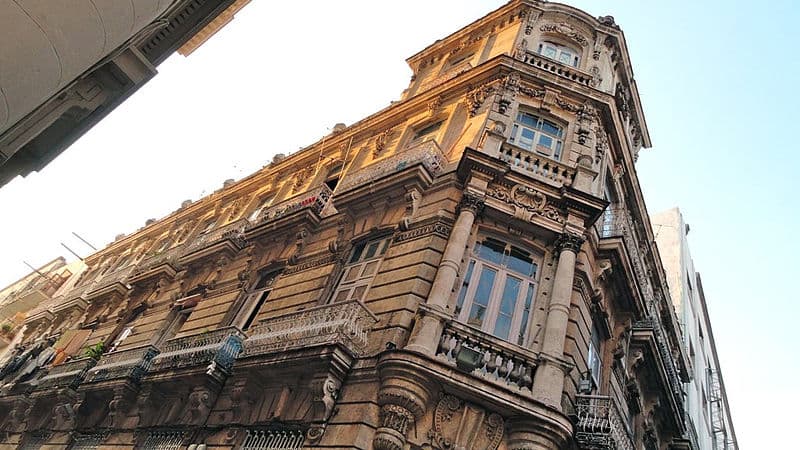 800px-Edificio_en_la_Habana.jpg