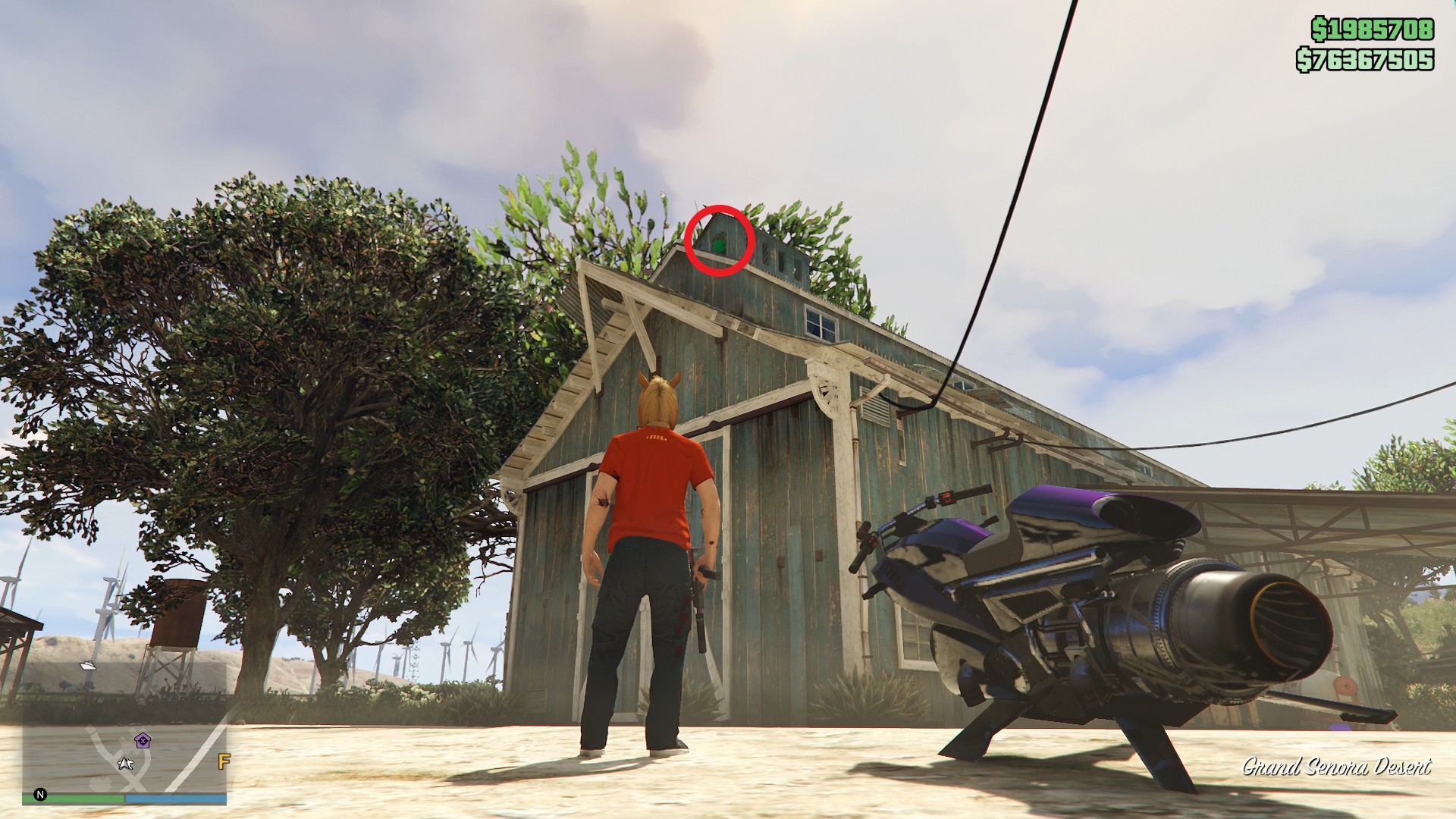 The lucky clover is on the roof of a barn in the Grand Senora Desert.