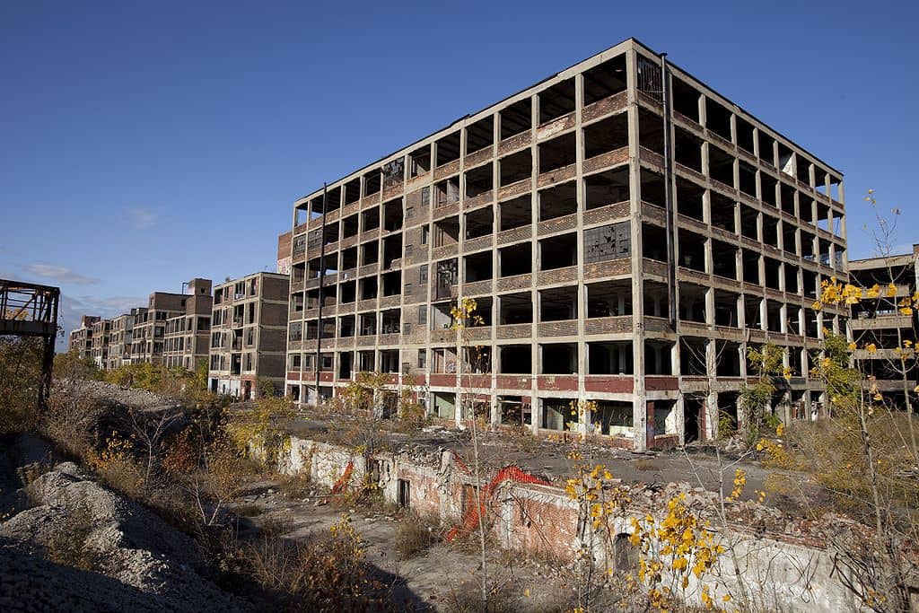 1024px-Abandoned_Packard_Automobile_Factory_Detroit_200.jpg