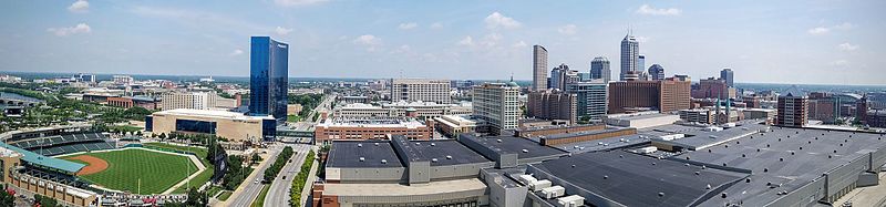 Panorama_of_downtown_Indianapolis_skyline_July_2016.jpg