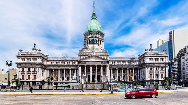 Front_square_of_Palace_of_the_Argentine_National_Congress_-_Vorplatz_des_Palastes_des_argentinischen_National_Congress_29740160561.jpg