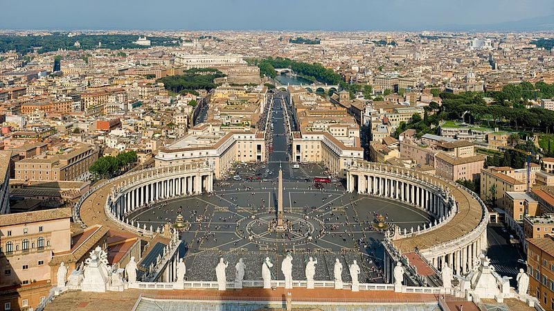 St_Peters_Square_Vatican_City_-_April_2007.jpg