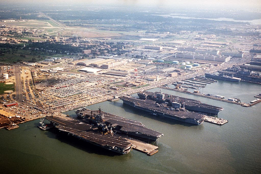 1024px-Norfolk_naval_base_aerial_1985.jpg