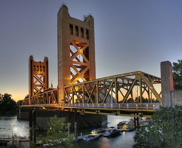 736px-Tower_Bridge_Sacramento_edit.jpg