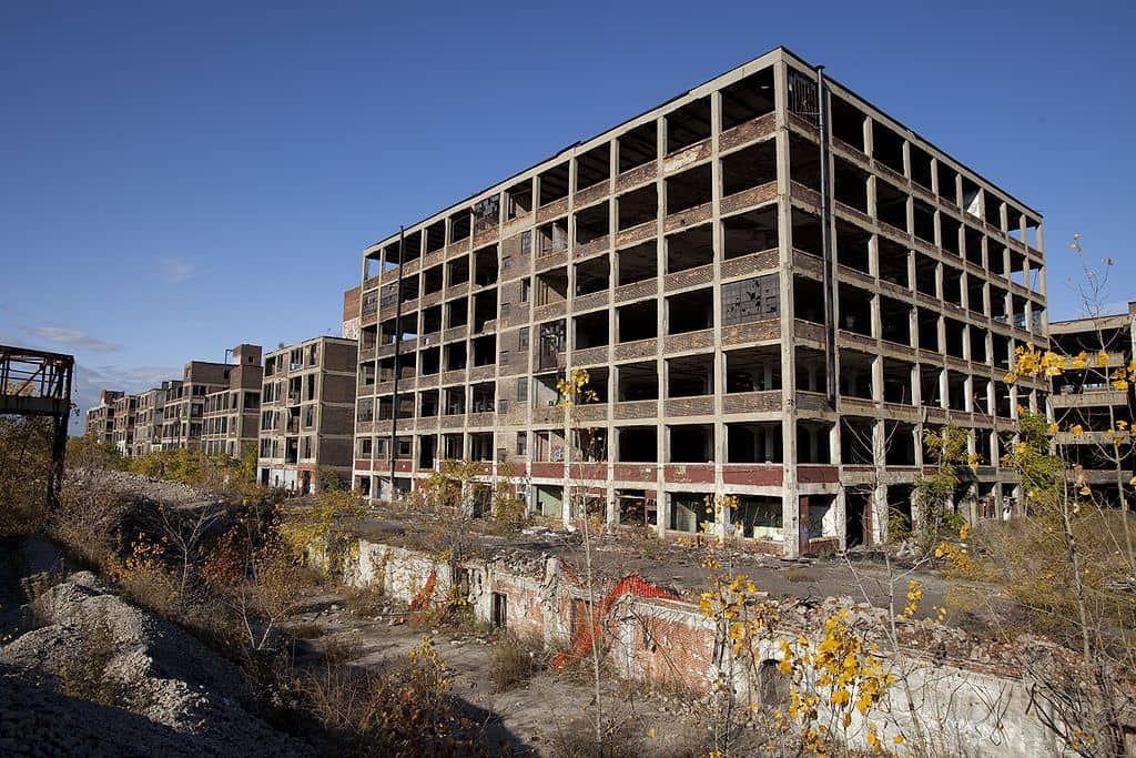 1024px-Abandoned_Packard_Automobile_Factory_Detroit_200.jpg