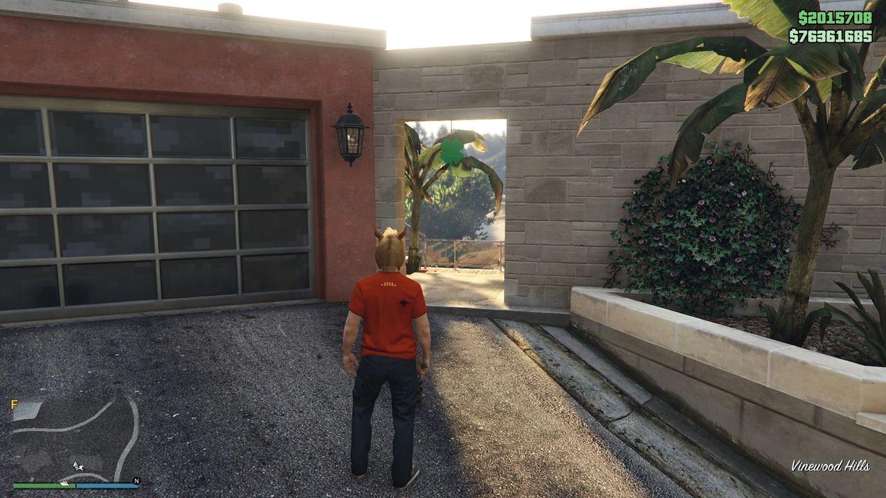 The lucky clover is hanging in the gateway entrance of a residential property in Vinewood Hills.