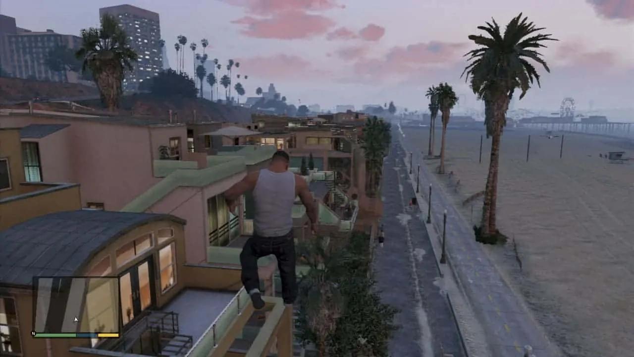 Franklin springt in GTA V mit Super Jump auf Höhe der Dächer entlang der Strandpromenade.