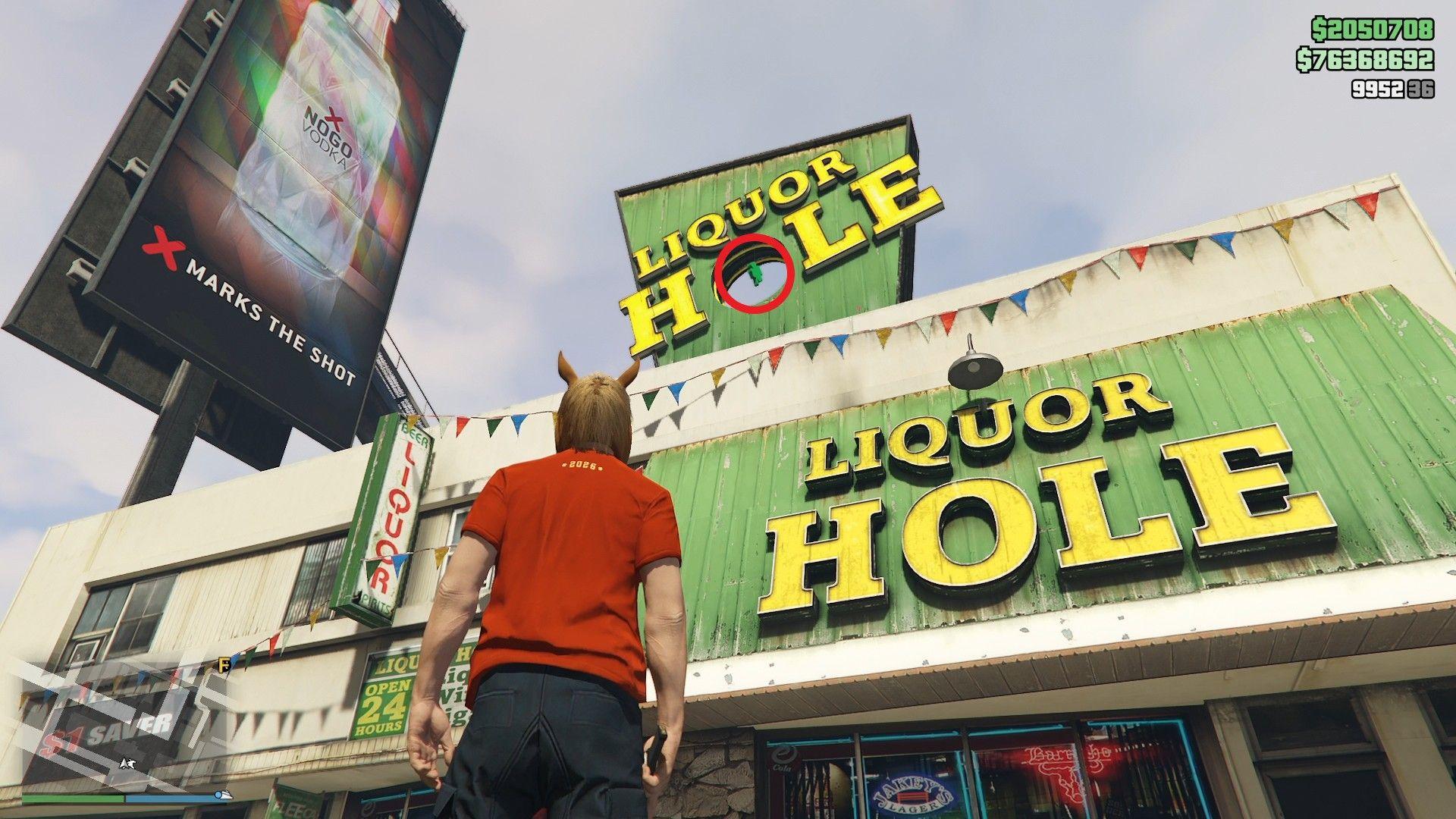 The lucky clover is hanging inside the "O" of the rooftop "Liquor Hole" sign on Palomino Avenue in Vespucci Canals.