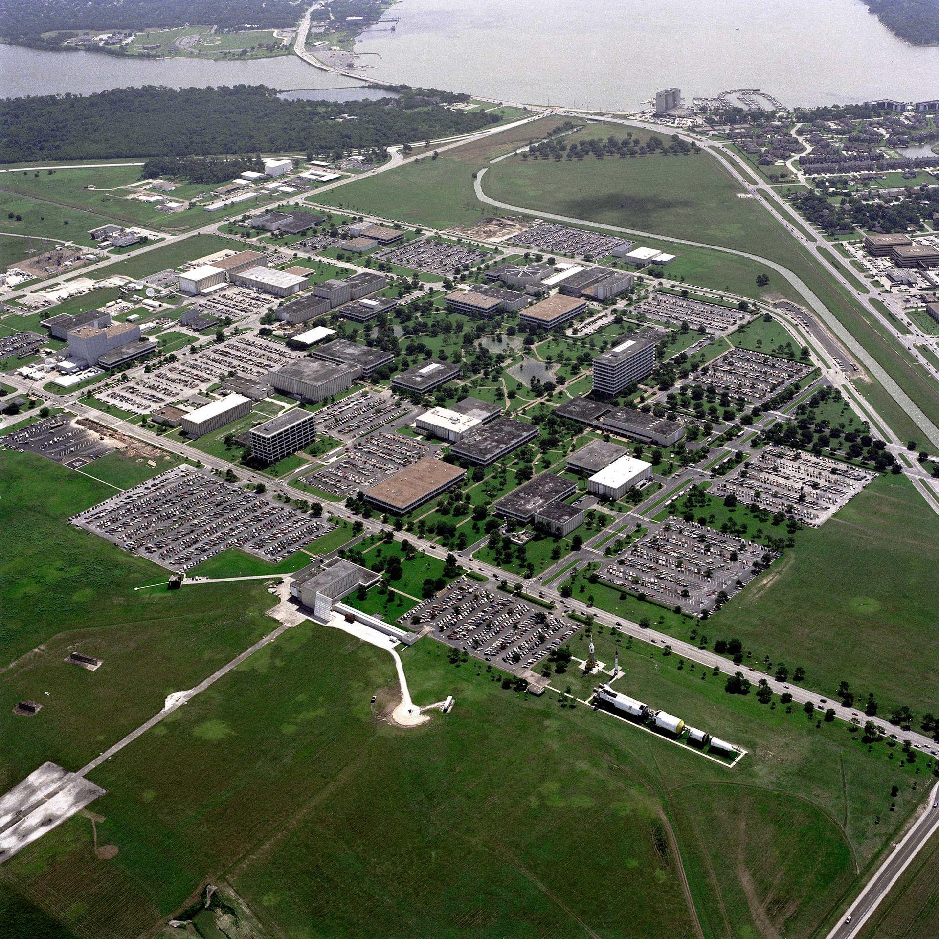 Aerial_View_of_the_Johnson_Space_Center_-_GPN-2000-001112.jpg