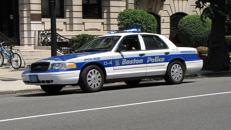 800px-Boston_Police_cruiser_on_Beacon_Street.jpg