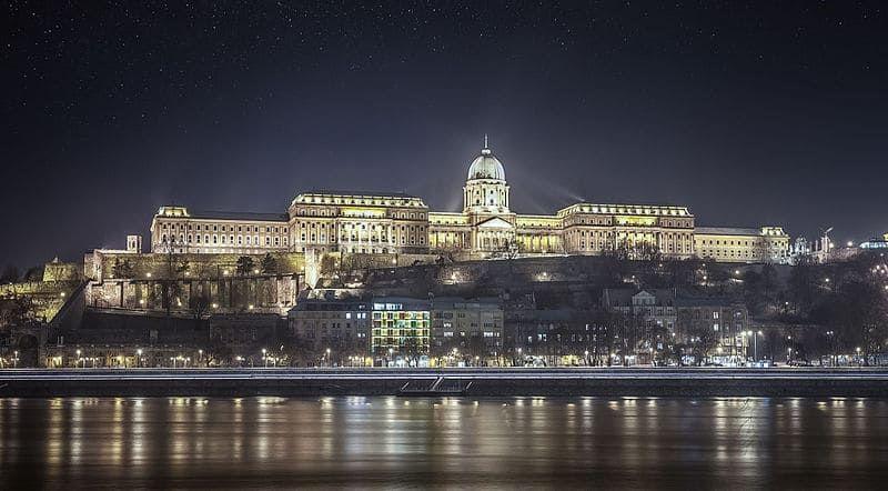 View_of_Buda_Castle_from_the_Danube_River._-_Budapest._61_365²_Opulencia_8261886103.jpg